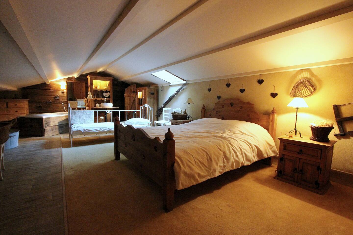 chambre mansardée avec lit double, l'ambiance est cosy