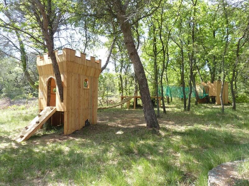 structure de château en bois pour un parcours de jeux