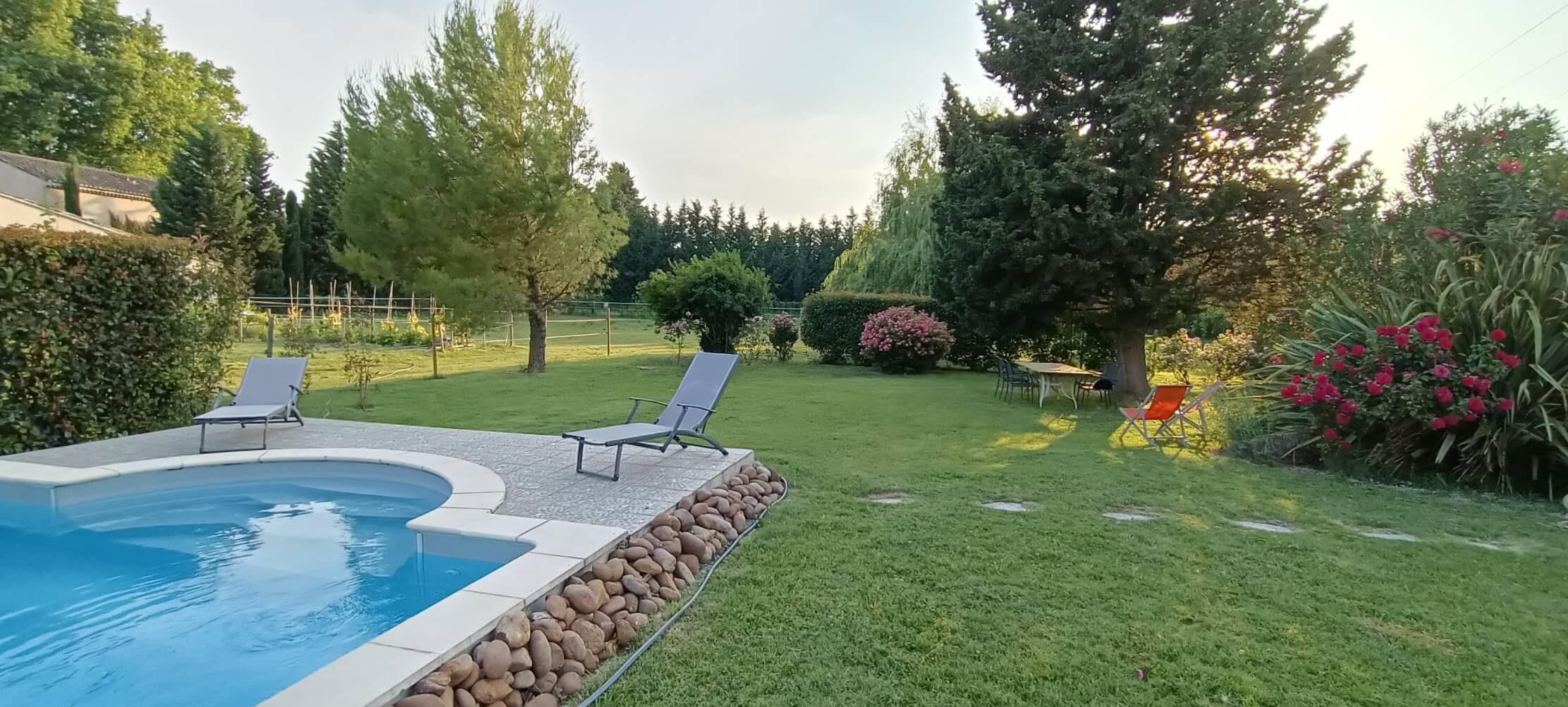 piscine et jardin bien entretenus