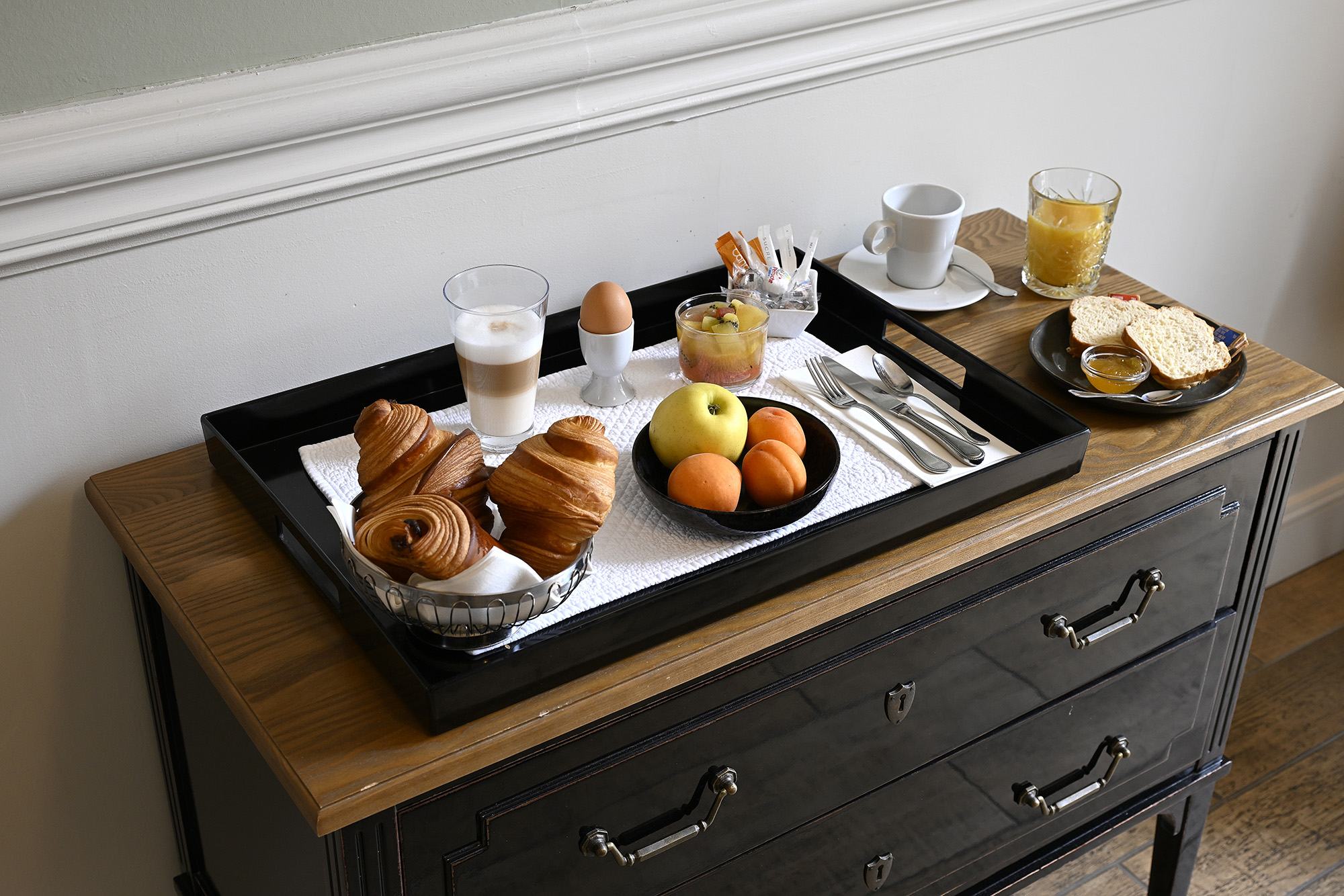 plateau d'un petit déjeuner complet avec des fruits et des viennoiseries