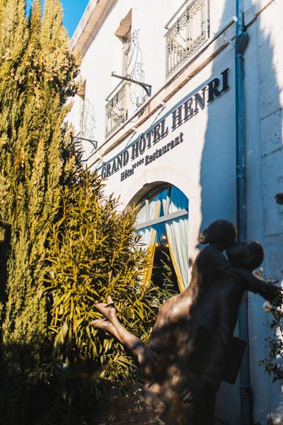 façade de l'hôtel avec une sculpture d'un couple se sautant dans les bras et s'embrassant