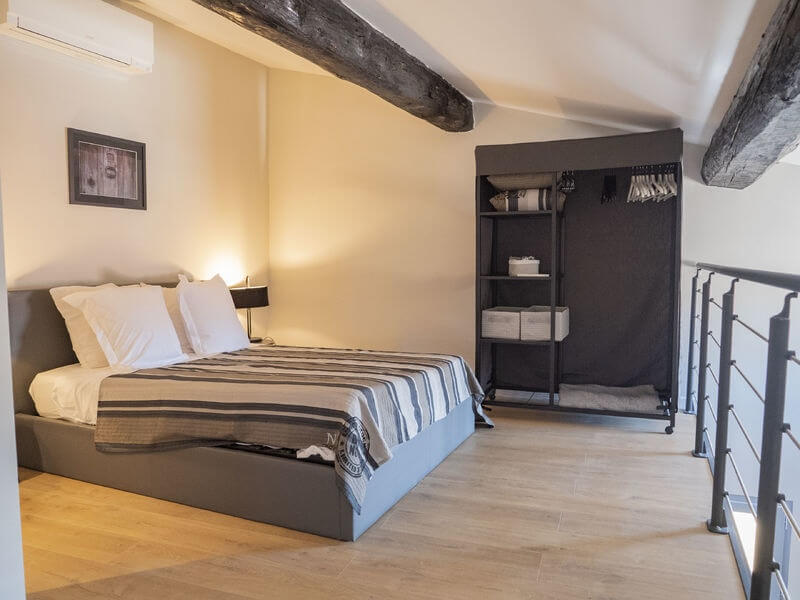 photo de la chambre avec le lit double installé dans la mezzanine