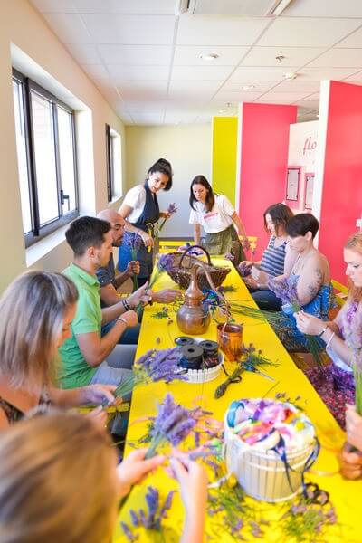 atelier supervisé durant lequel les visiteurs manipulent des brins de lavande