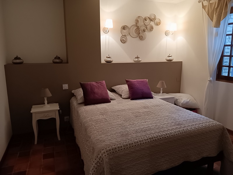 chambre beige et marron avec dessus de lit en crochet
