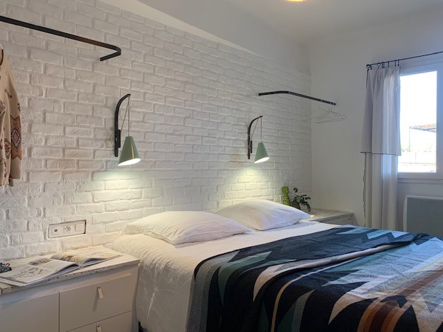 chambre lumineuse avec un lit double
