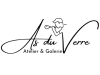 Logo de l’atelier-galerie As du Verre, avec une typographie élégante et un dessin stylisé d’un souffleur de verre intégré à la lettre V. 
